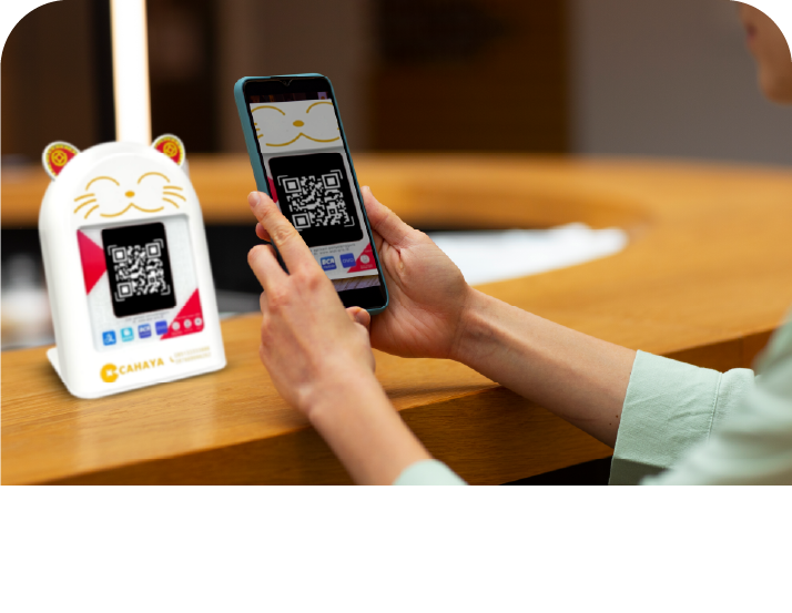 Pengguna memindai kode QR pada terminal pembayaran